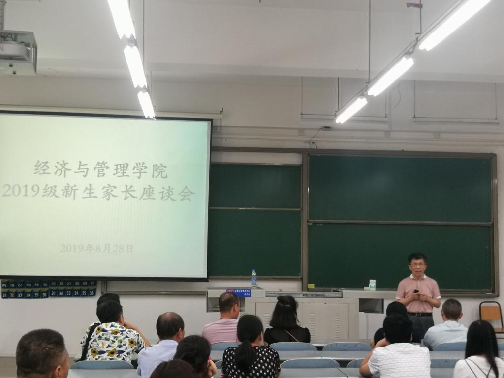 (许茂增院长向新生家长讲述院史)