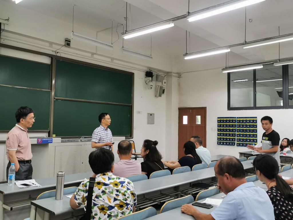 (一位新生家长向魏铜铃书记询问学生考研问题)