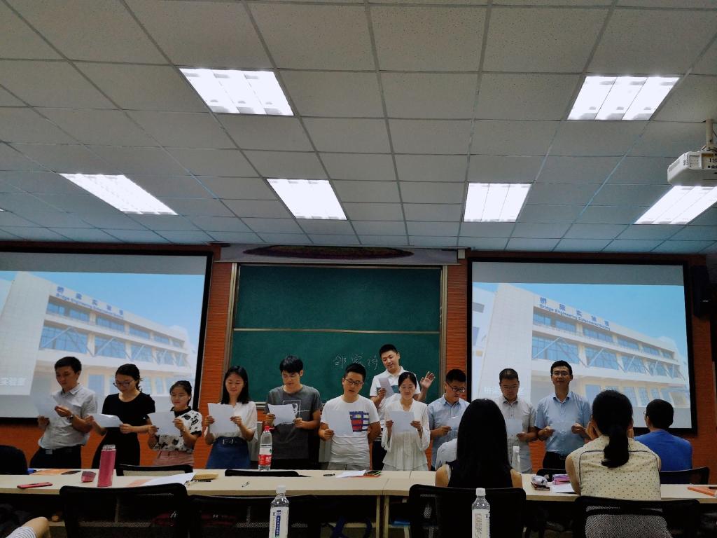 “诗心自用”团队以歌唱方式分享学习体会