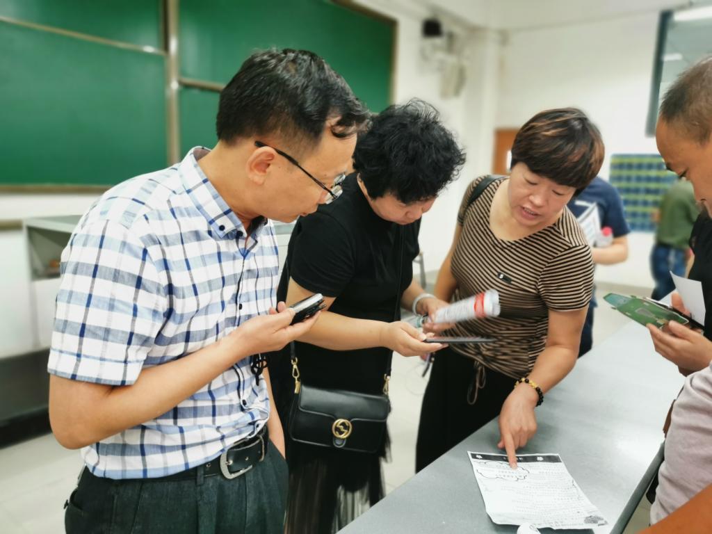 (魏铜铃书记回答新生家长对入学事宜的疑问)