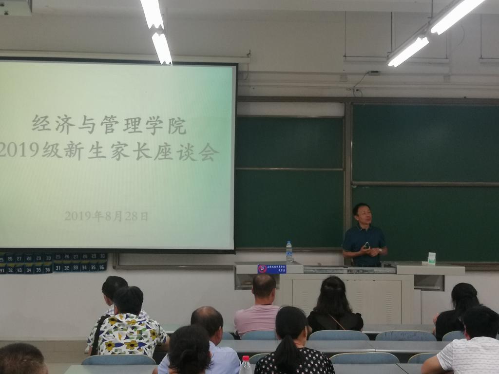 (张庆民副书记向家长分享任教经历)
